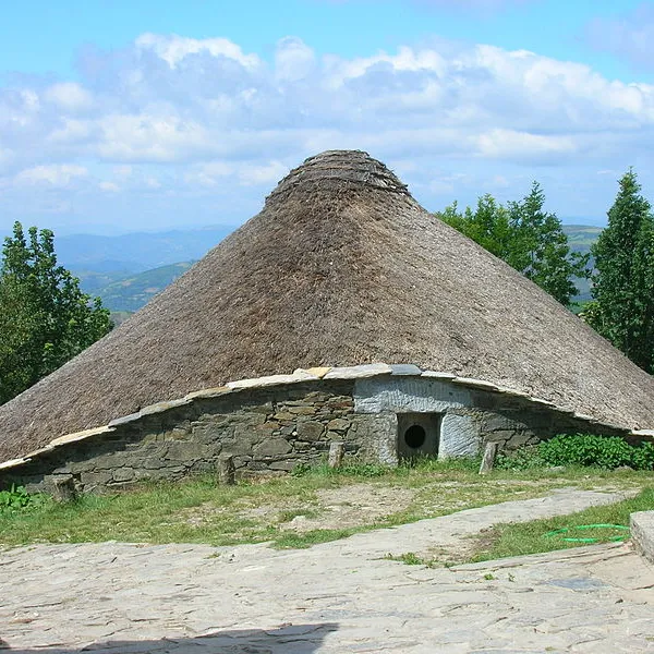 800px-Palloza_en_O_Cebreiro_(Lugo).JPG