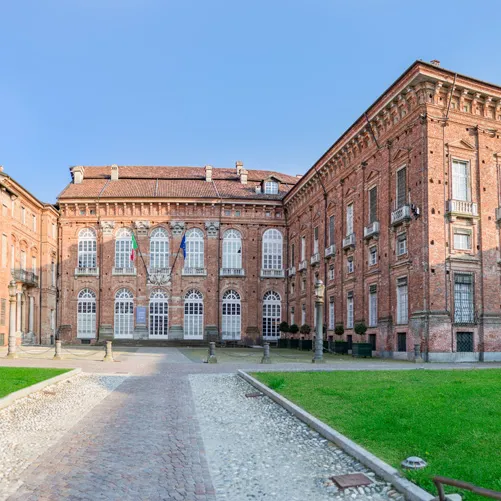 Castello_ducale_Aglie.jpg Castello_ducale_Aglie.jpg
