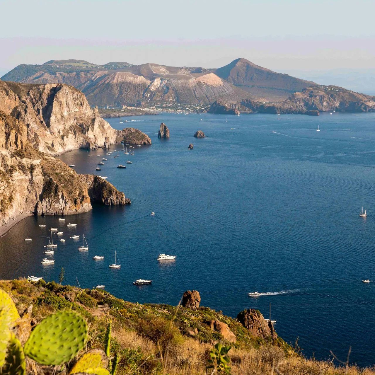 Isola di Vulcano small.jpg Isola di Vulcano small.jpg