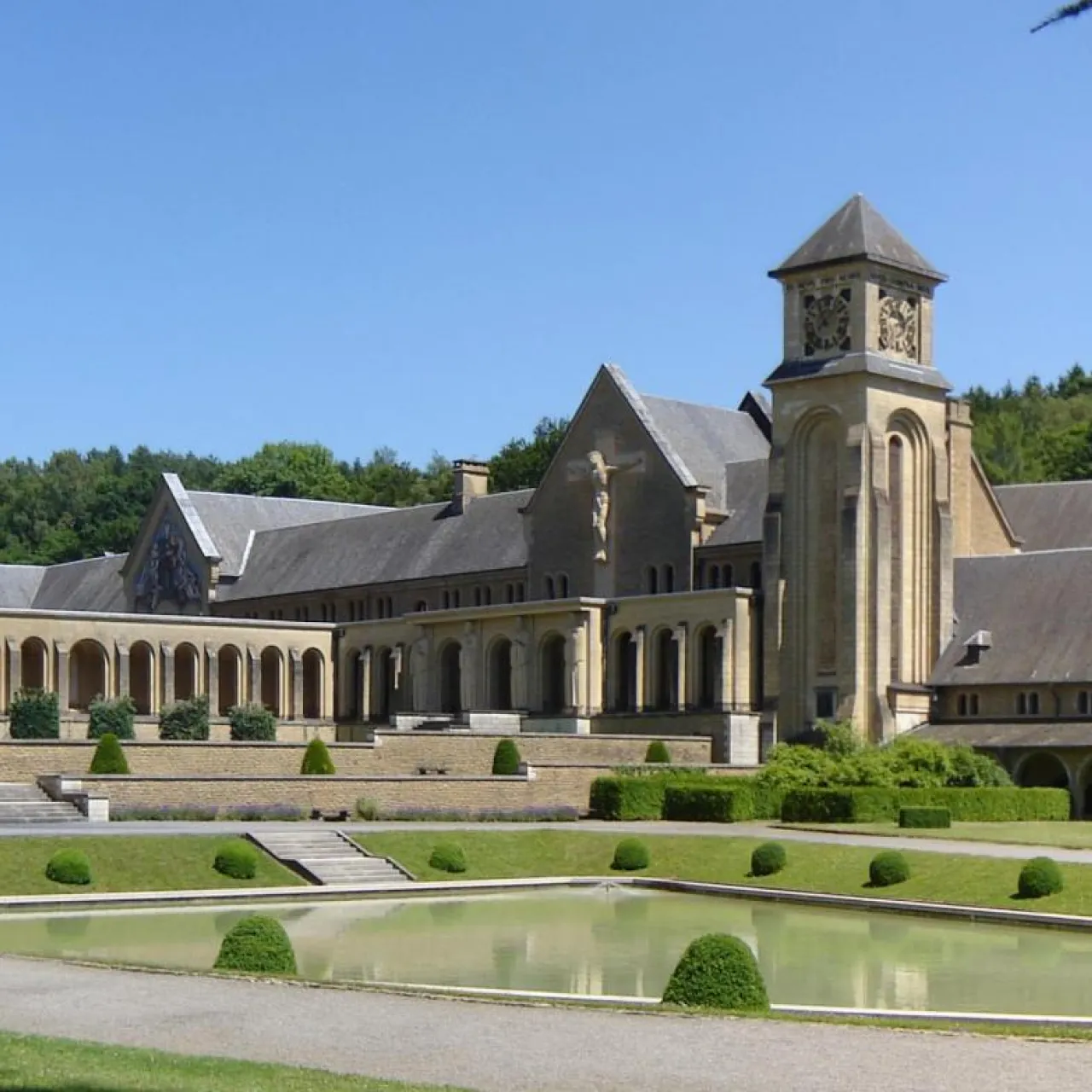 Abbaye_d'Orval_-_Cour_d'honneur_1.jpg Abbaye_d'Orval_-_Cour_d'honneur_1.jpg