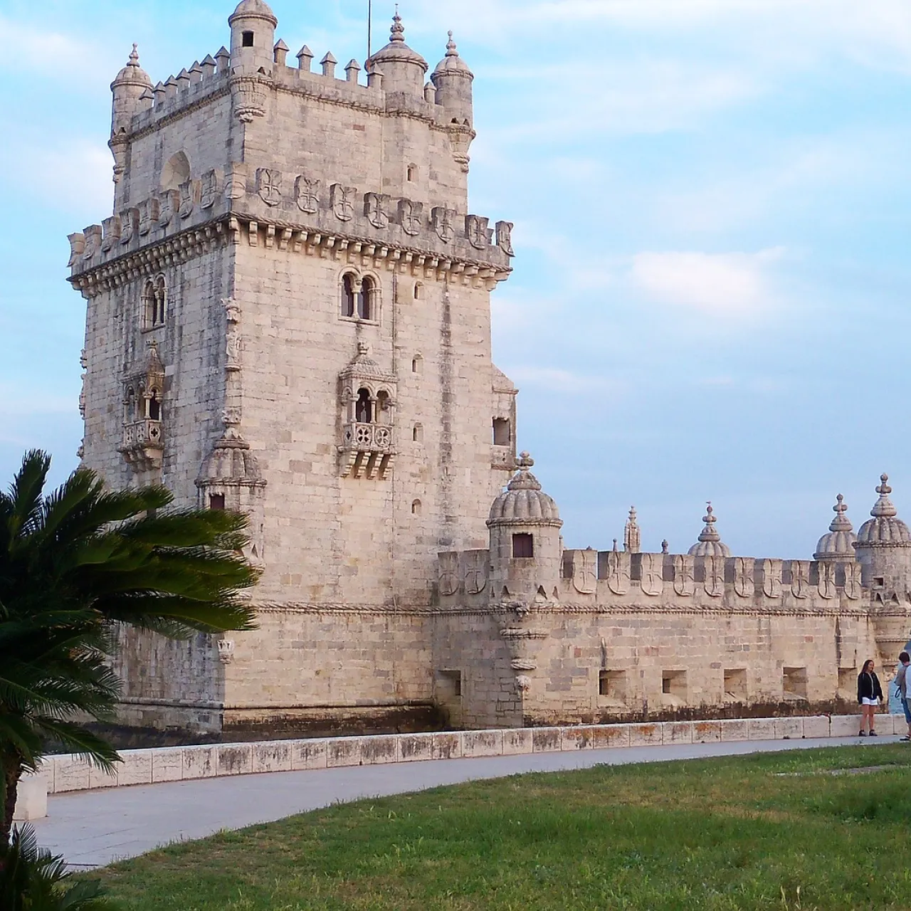 lisbon-2800338_1920.jpg