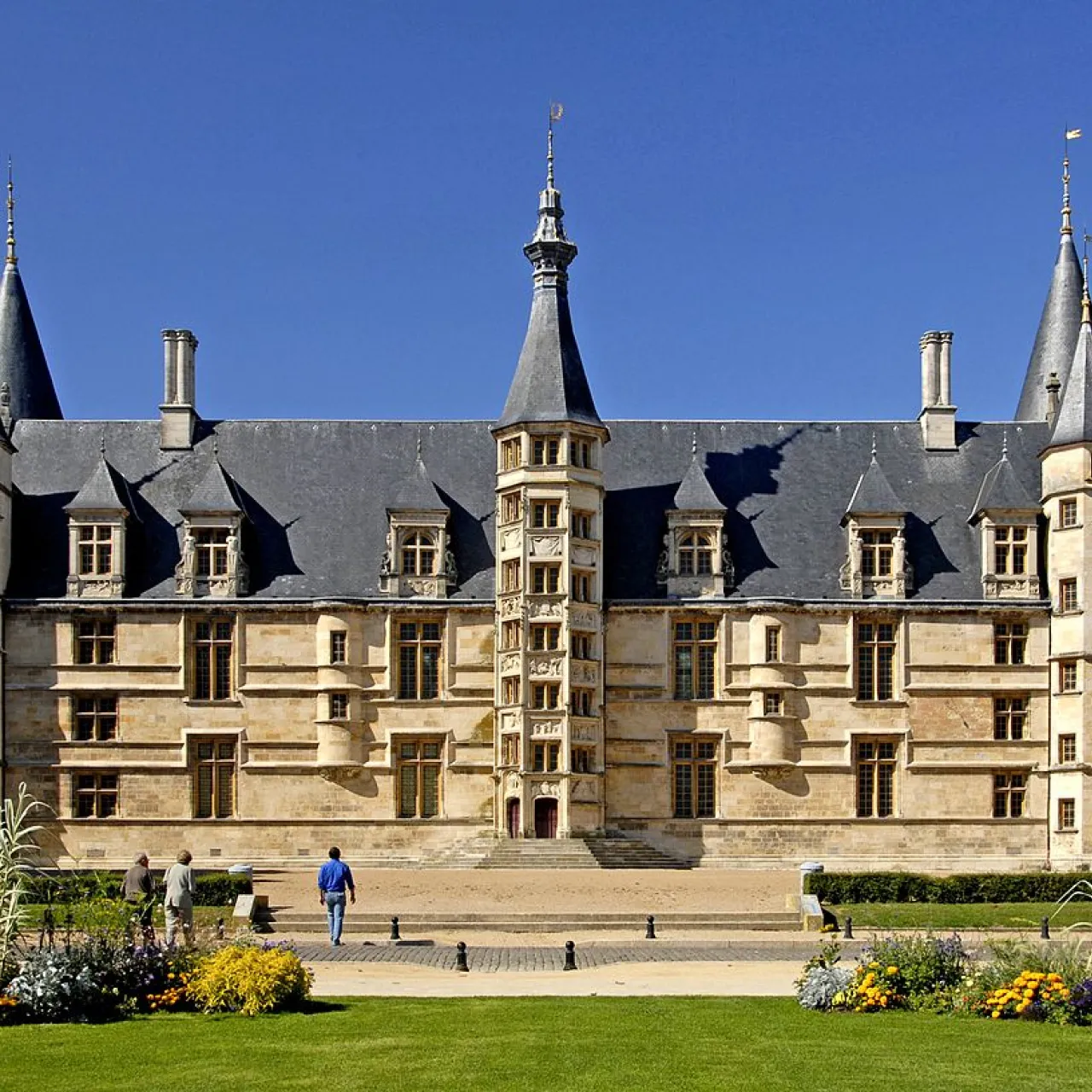 1200px-F06.Nevers.Palais_Ducal.1161.JPG