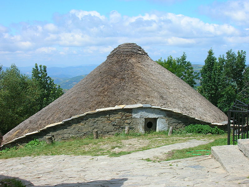 800px-Palloza_en_O_Cebreiro_(Lugo).JPG