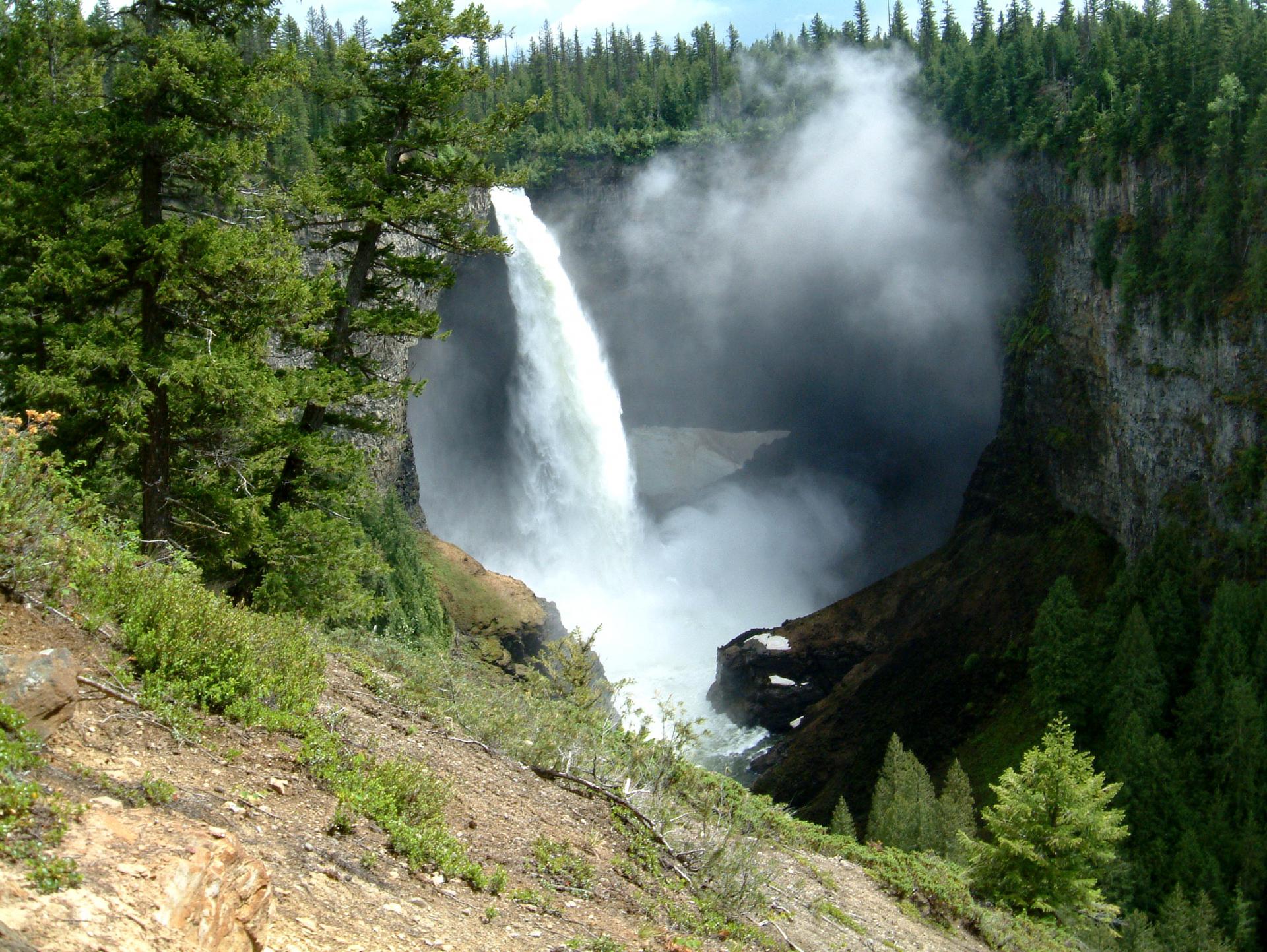 Kanada-British_Columbia-Wells_Gray_Provincial_Park_Helmcken_Fall.jpg
