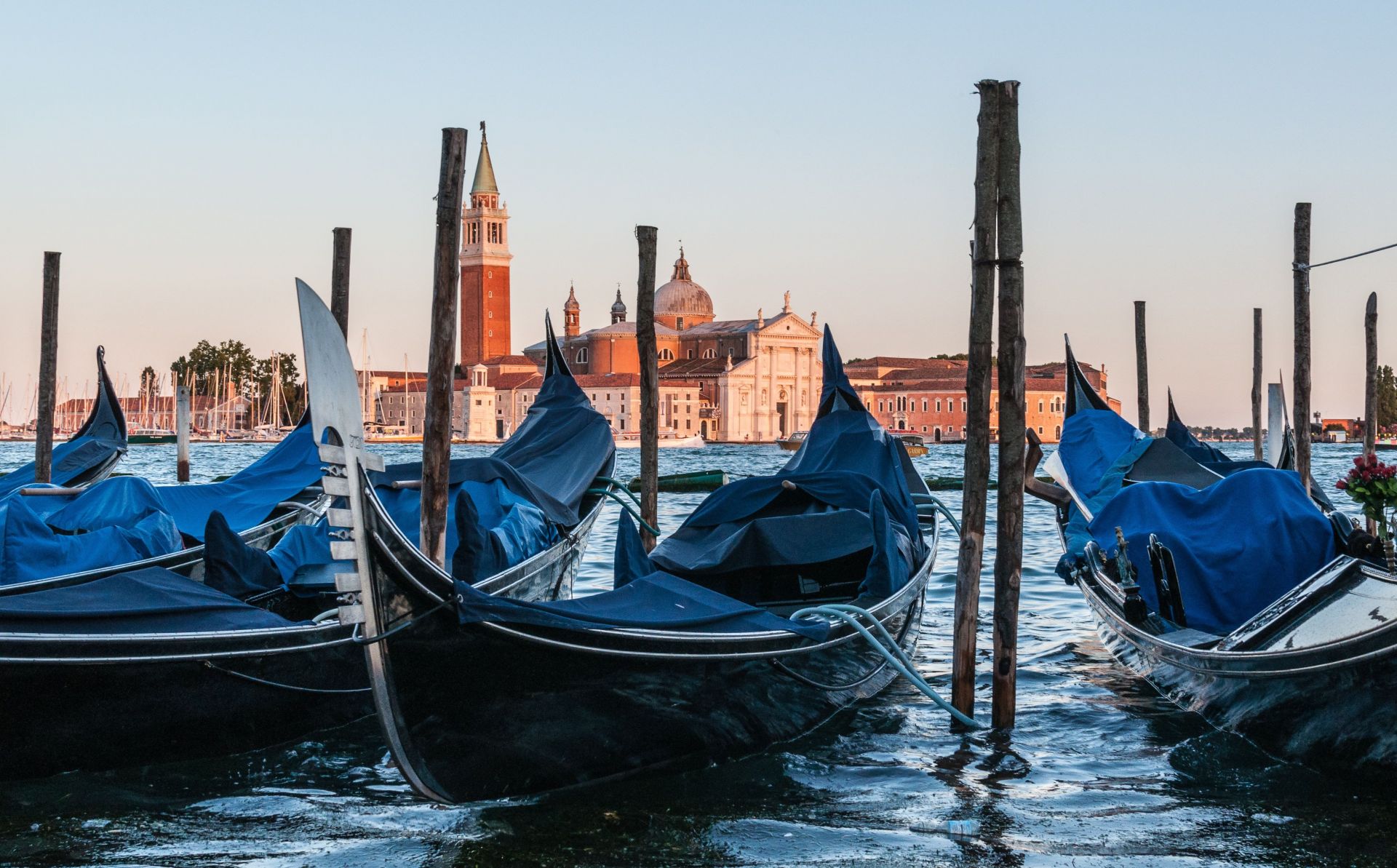 gondola-1712314 SMALL.jpg