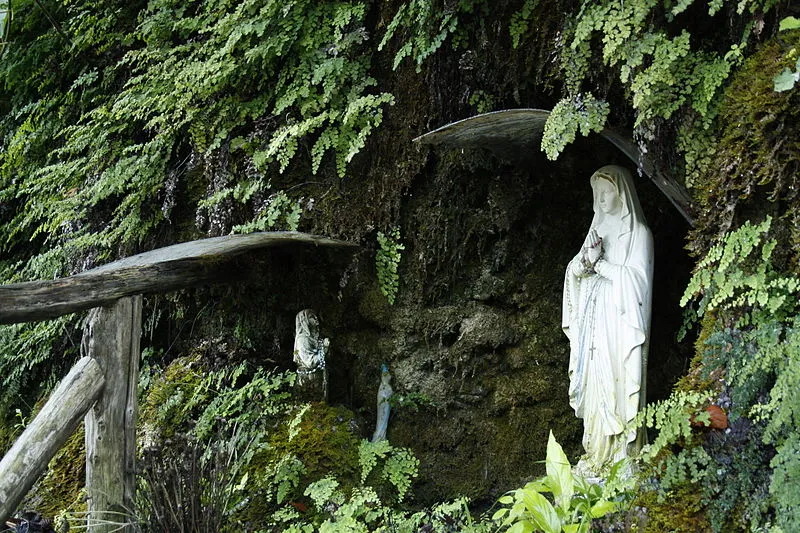 800px-Sorgente_del_Cesare,_particolare_Madonna_di_Lourdes.JPG 800px-Sorgente_del_Cesare,_particolare_Madonna_di_Lourdes.JPG