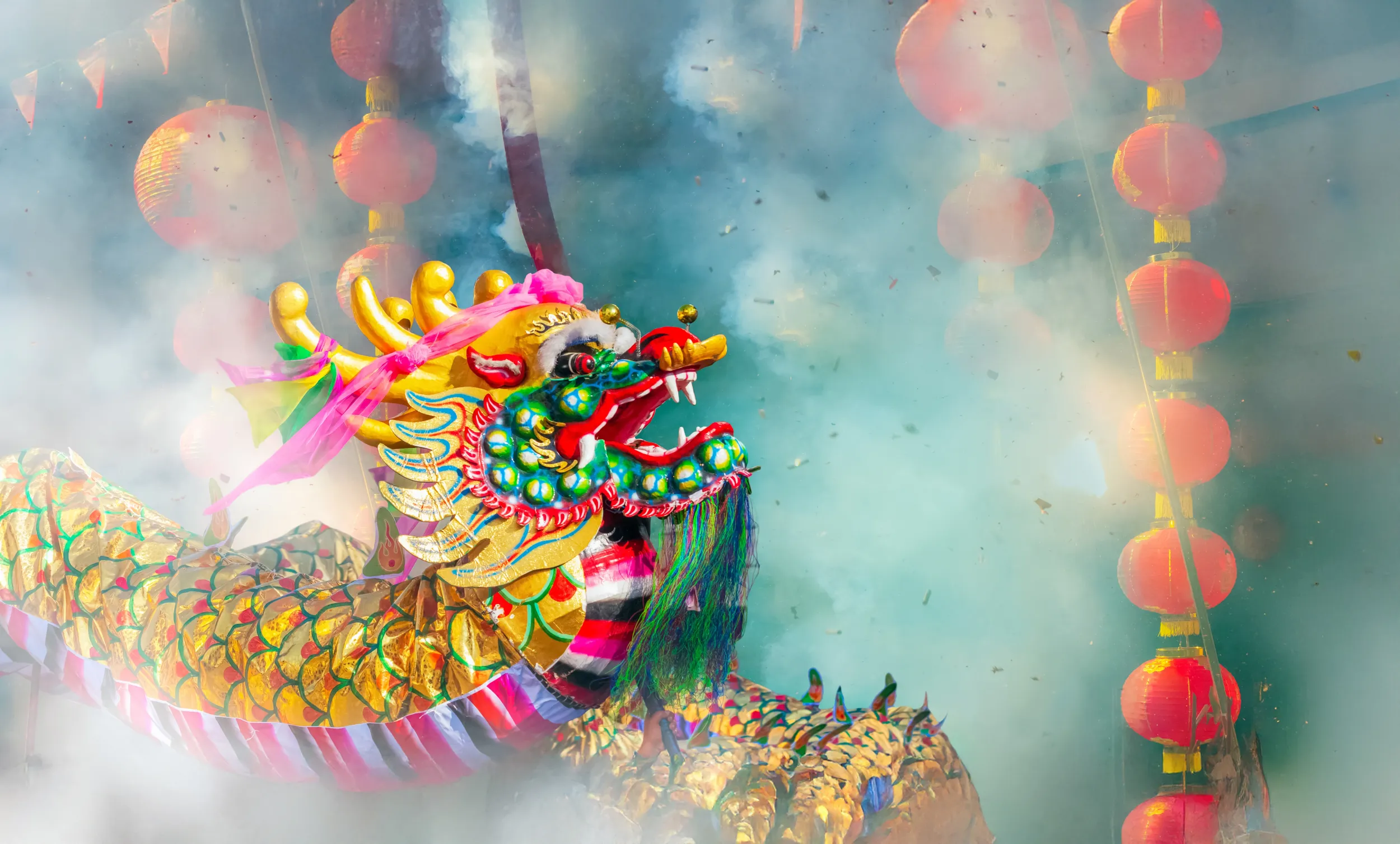 Traditional Chinese firecrackers are exploding with flashes and smoke in Lunar new year..jpg
