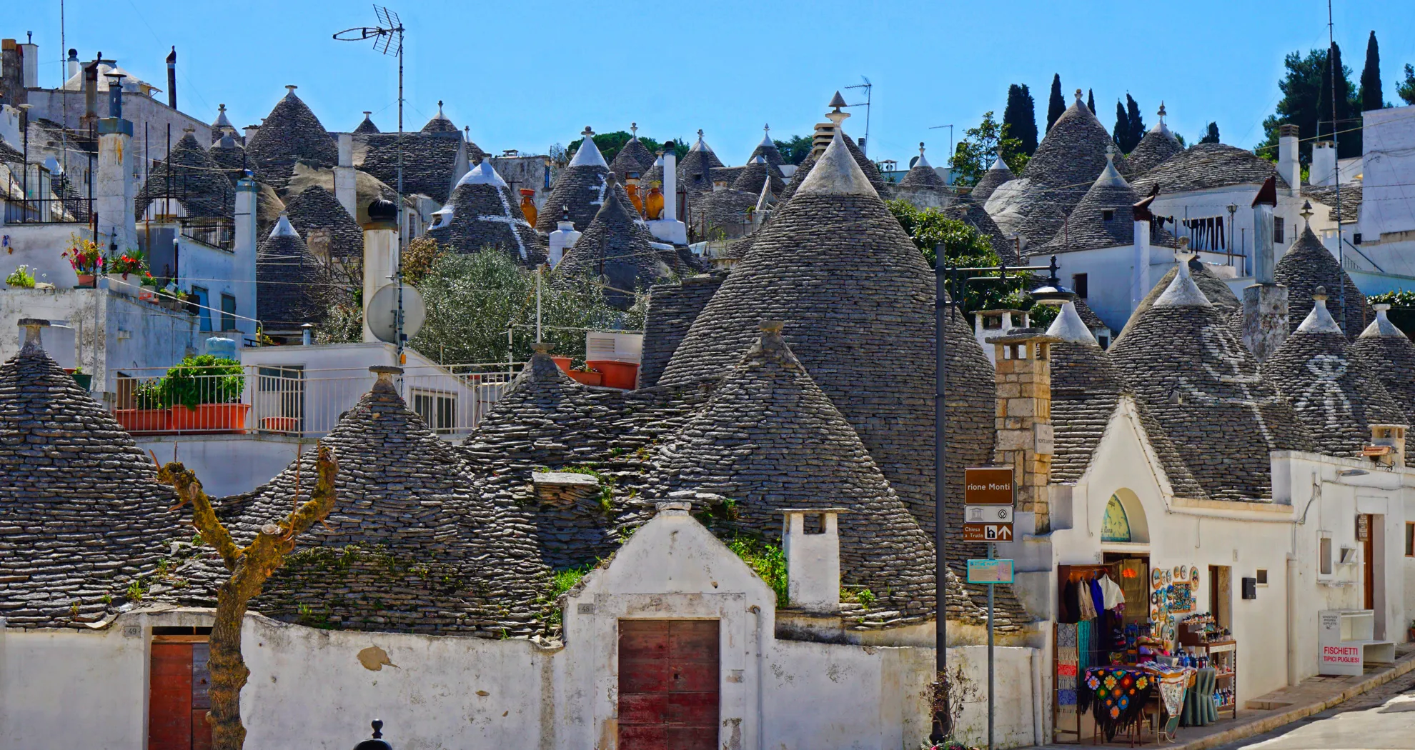 trulli-4552084_1980.jpg