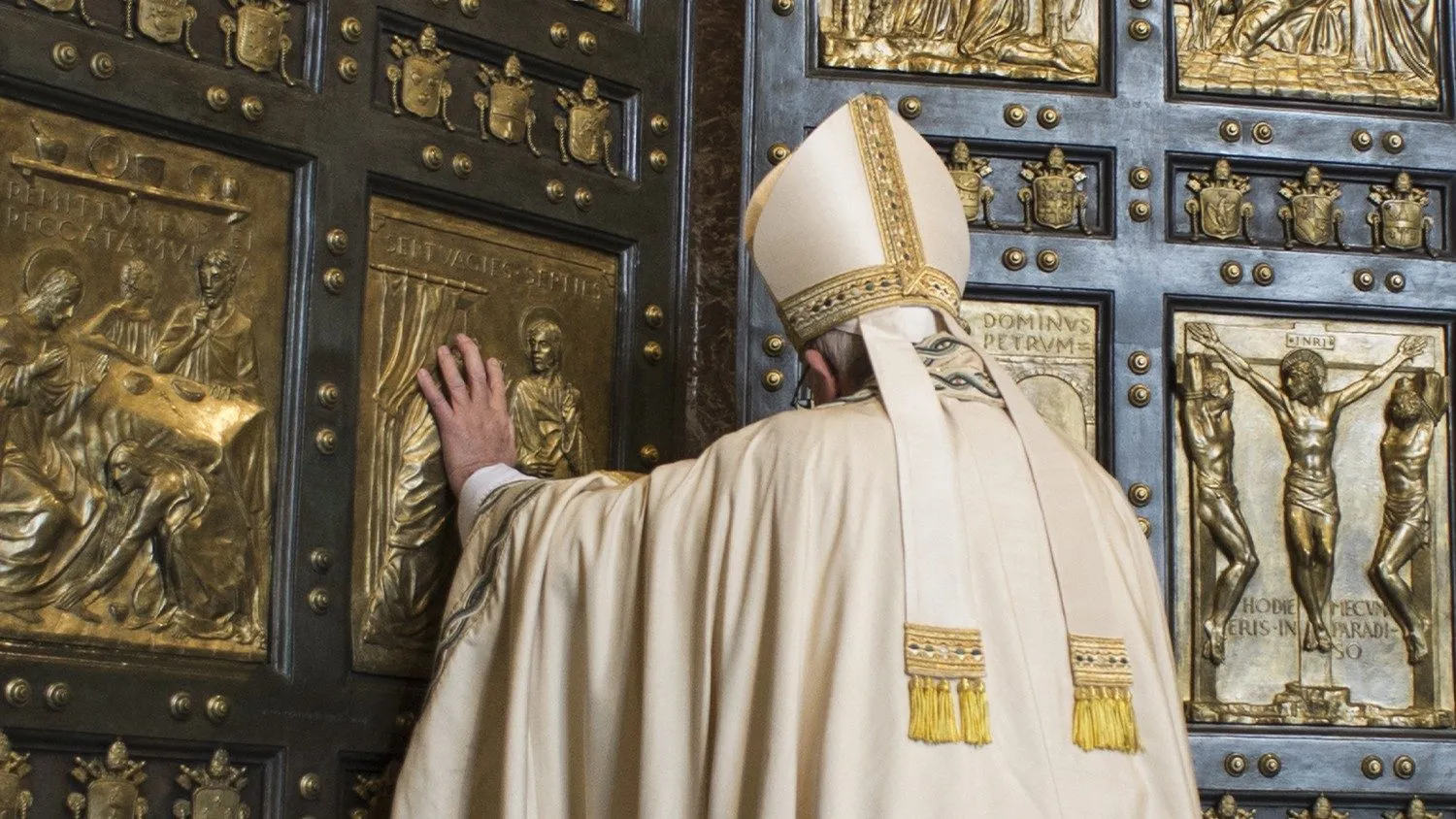 Papa Francesco apre la porta Santa